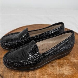 SAS Shoes Wm 8 Wide Simplify Everyday Loafer Moccasin Black Patent Croc Leather